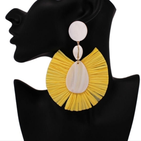 🎄5/$5 FRIDAY Mother of Pearl and Puka Raffia earrings NWT - Picture 1 of 5